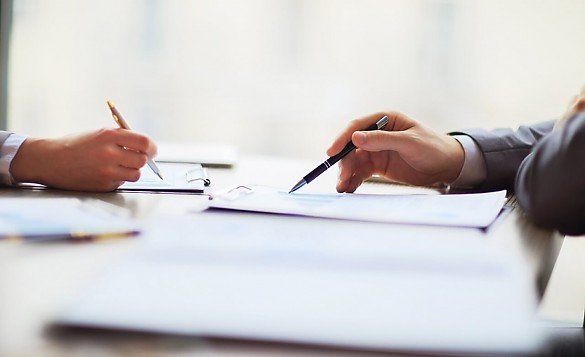 Jemand unterschreibt einen Notarvertrag