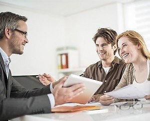 Foto Ein Immobilienverkauf ist f�r viele Eigent�mer ein bedeutender Schritt � emotional wie wirtschaftlich. Ob Wohnung, Haus oder geerbte Immobilie: Wer sein Objekt zum optimalen Preis und mit einem reibungslosen Ablauf verkaufen m�chte, sollte von Anfang an strukturiert und professionell vorgehen. Als erfahrenes Maklerunternehmen mit Sitz in Germering unterst�tzen wir von Sopart Immobilien Eigent�mer im gesamten M�nchner Westen dabei, ihre Immobilie sicher, effizient und mit maximalem Mehrwert zu verkaufen.