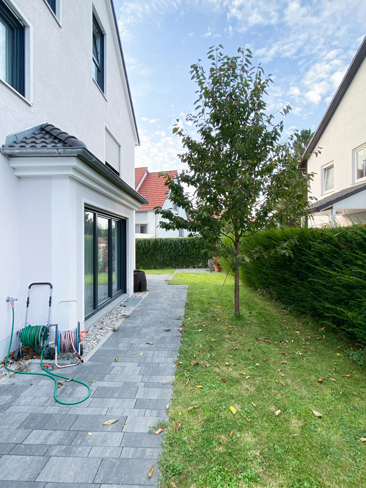Zuweg zum Haus Doppelhaush�lfte Germering