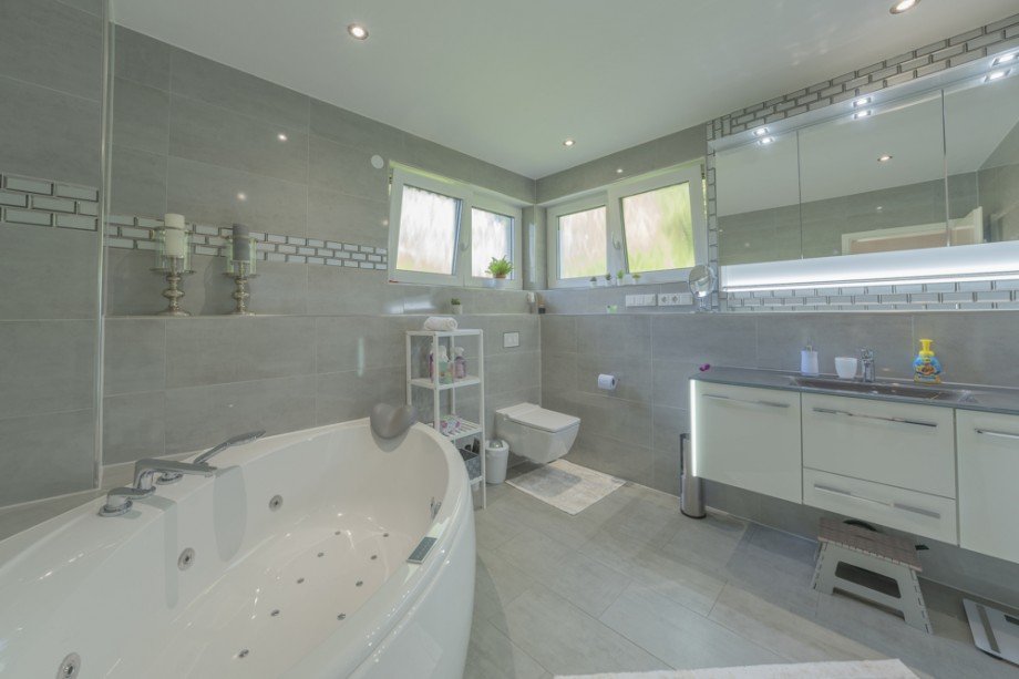 Edles Bad mit Whirlpooleckbadewanne Einfamilienhaus Germering / Unterpfaffenhofen