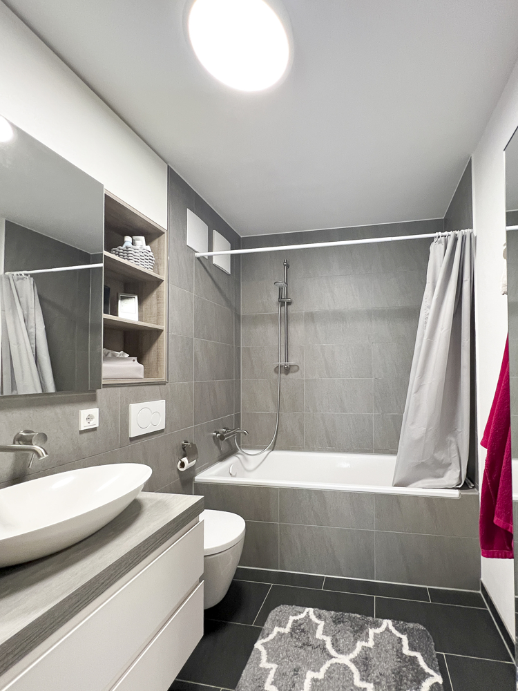 Gro�es Bad mit Badewanne Etagenwohnung Germering / Harthaus