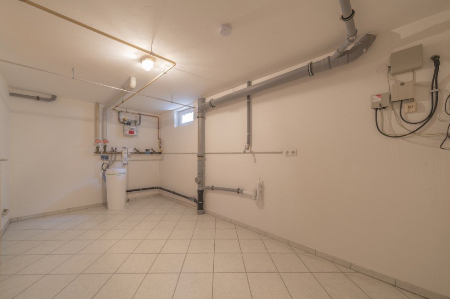 Enth�rtungsanlage im Keller Reihenmittelhaus Germering