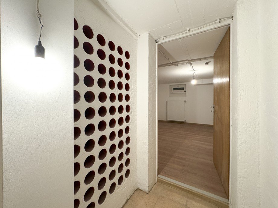 Weinregal im Keller Reiheneckhaus Puchheim / Puchheim-Bahnhof