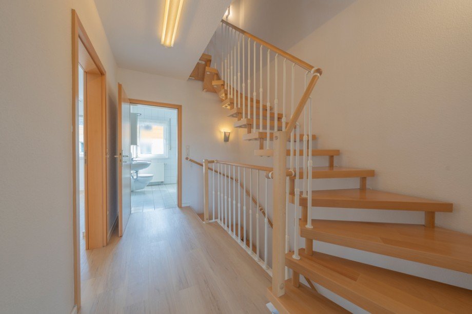 Treppenhaus mit sch�ner Holztreppe Reihenmittelhaus Germering
