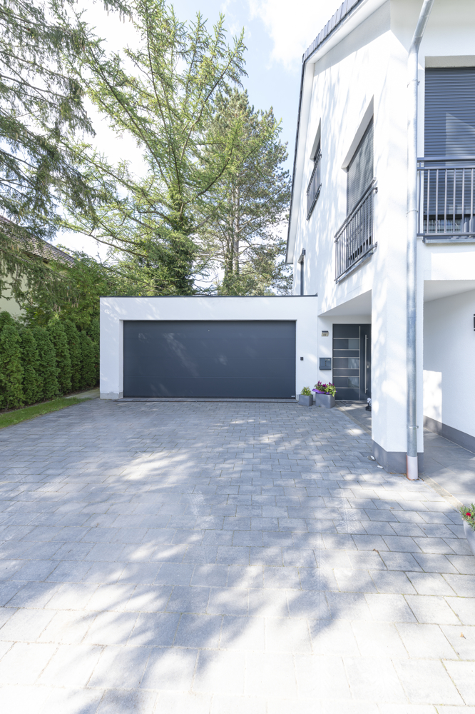 Einfahrt mit gro�er Doppelgarage Einfamilienhaus Germering / Unterpfaffenhofen