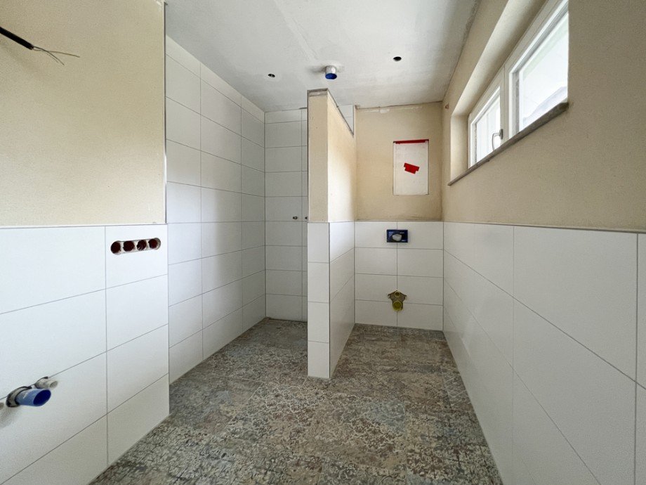 Bad 1. OG Doppelhaush�lfte Gilching / Geisenbrunn