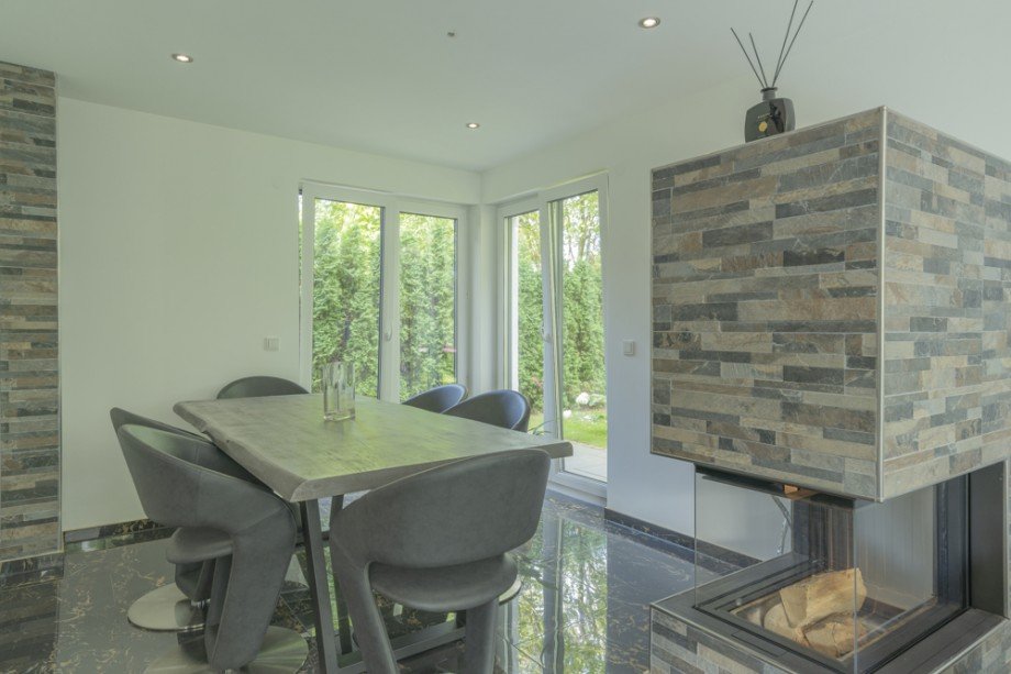 Essbereich neben hochwertigem Kamin Einfamilienhaus Germering / Unterpfaffenhofen