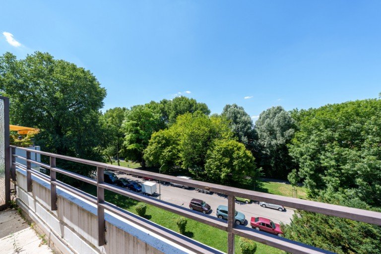 Ausblick ins Gr�ne Gr�benzell Dachgeschosswohnung SOPART IMMOBILIEN - Ger�umige 2-Zimmer-Dachterrassenwohnung - zentral und dennoch ruhig gelegen.