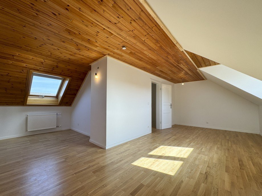Gro�es Zimmer im Dachgeschoss Reiheneckhaus Puchheim / Puchheim-Bahnhof