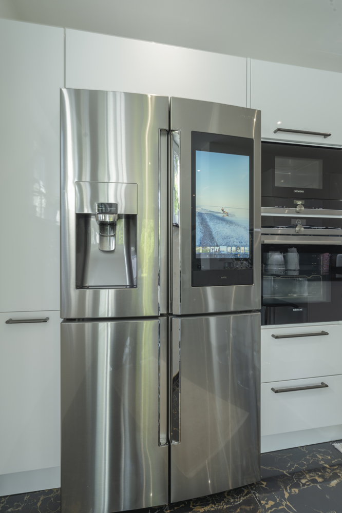 Futuristischer K�hlschrank mit Monitor und Ice-Maker Einfamilienhaus Germering / Unterpfaffenhofen
