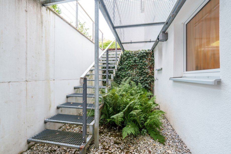 Treppenaufgang von Wellnessbereich Zweifamilienhaus Germering
