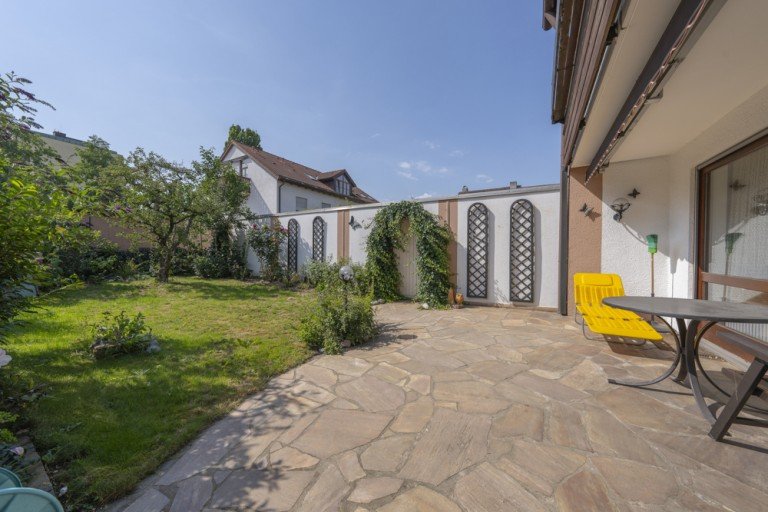 Gepflegte Terrasse und Garten Germering Reiheneckhaus SOPART IMMOBILIEN - Familienfreundliches Reiheneckhaus mit viel Wohnfl�che - gute Lage in Germering
