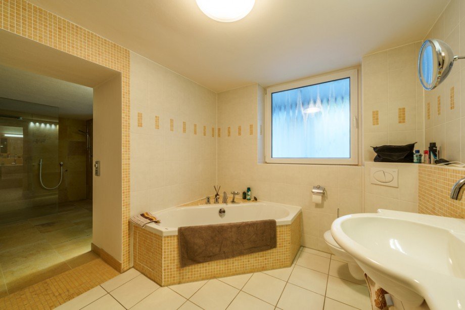 Wellness-Bad im UG Zweifamilienhaus Germering
