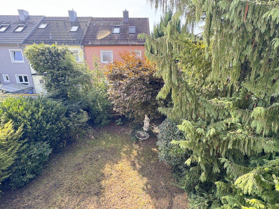 Blick vom Balkon in den Garten Reiheneckhaus Puchheim / Puchheim-Bahnhof