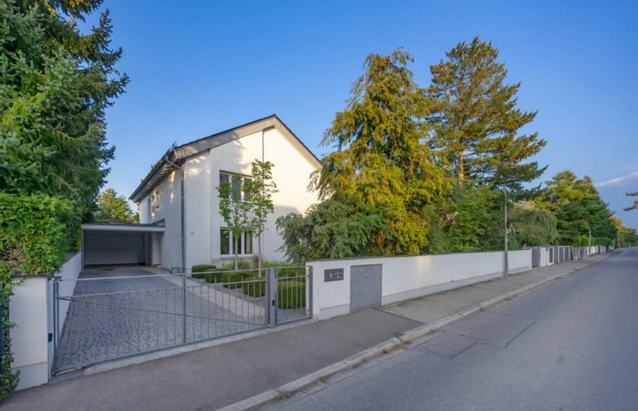 Hausansicht von der Stra�e Zweifamilienhaus Germering