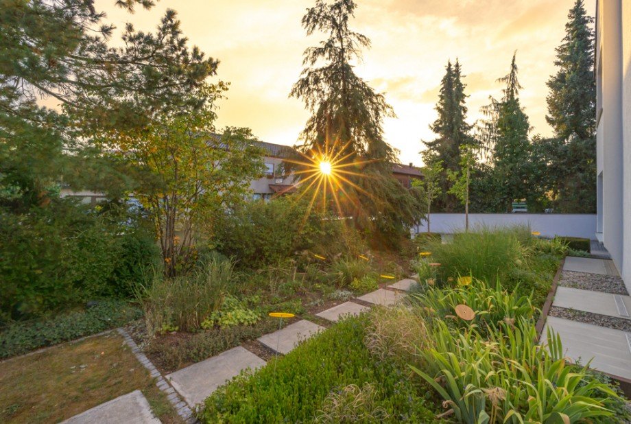 Idyllische Lage und Au�enanlagen Zweifamilienhaus Germering