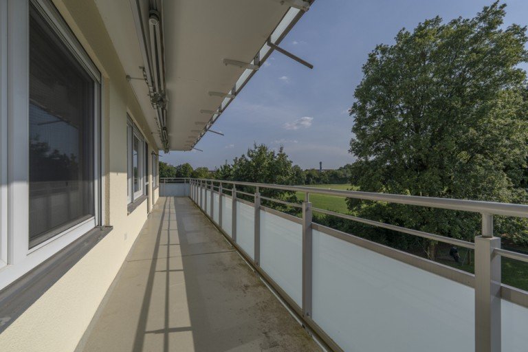 Gro�er West-Balkon mit Markisen Puchheim / Puchheim-Bahnhof Etagenwohnung SOPART IMMOBILIEN - Traumhafte 3-Zimmer-Wohnung mit 106 m� und Weitblick ins Gr�ne in Puchheim