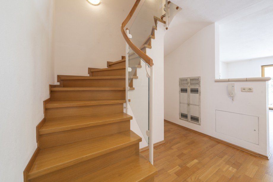 Elegante Holztreppe Reihenmittelhaus Germering