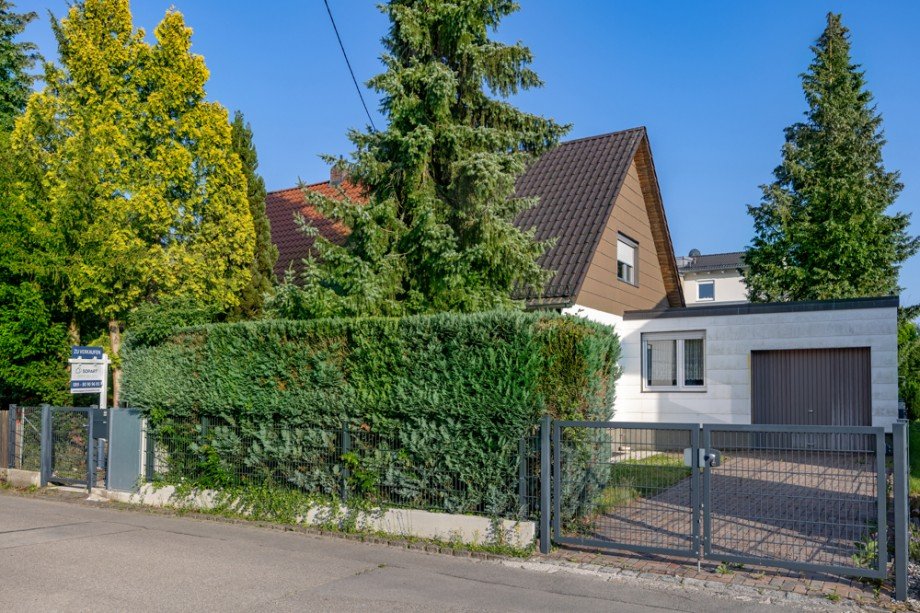 Frontansicht Doppelhaush�lfte Germering