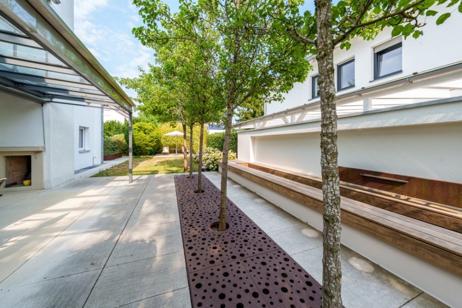 Blick in den r�ckw�rtigen Garten Zweifamilienhaus Germering
