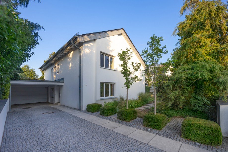 Gro�e Garage und Carport Zweifamilienhaus Germering