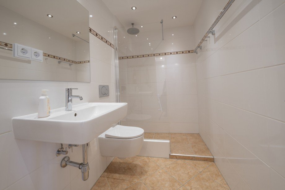 Neues Bad Etagenwohnung Germering