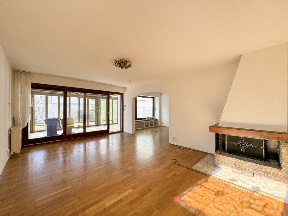 Wohnzimmer mit Kamin Reihenendhaus Gr�felfing