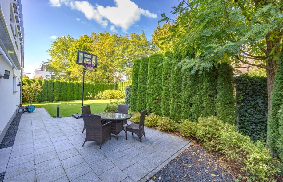 Terrasse mit gro�er Markise Erdgeschosswohnung M�nchen / Pasing-Obermenzing