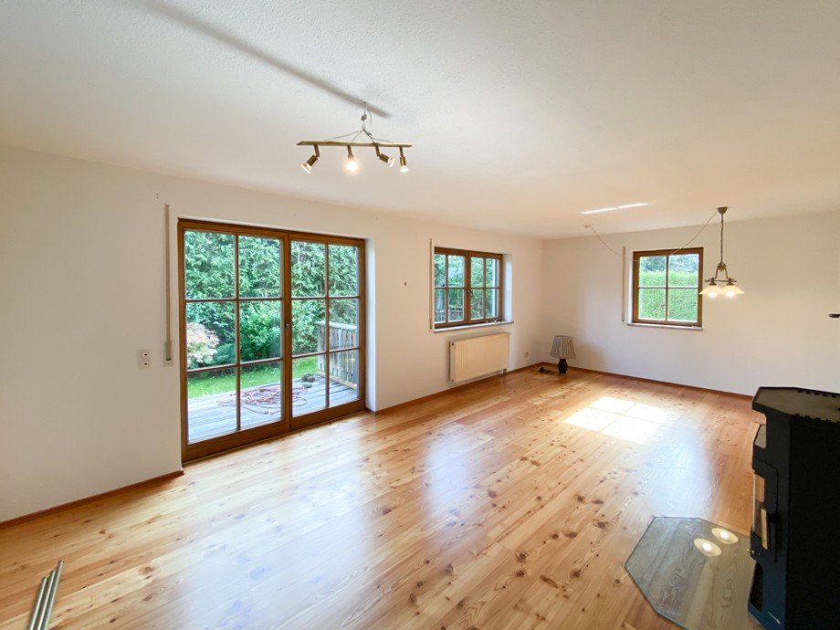 Viele Fenster im Wohnzimmer Einfamilienhaus Germering / Harthaus