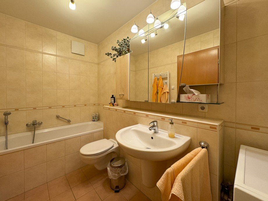 Gro�es Bad mit Wanne Etagenwohnung Germering / Harthaus