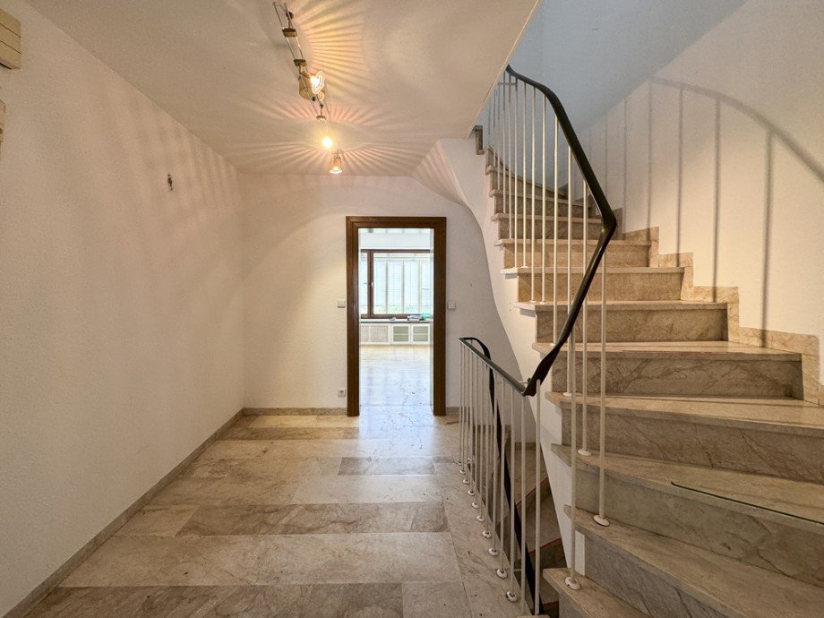 Treppenhaus / Eingangsbereich Reihenendhaus Gr�felfing