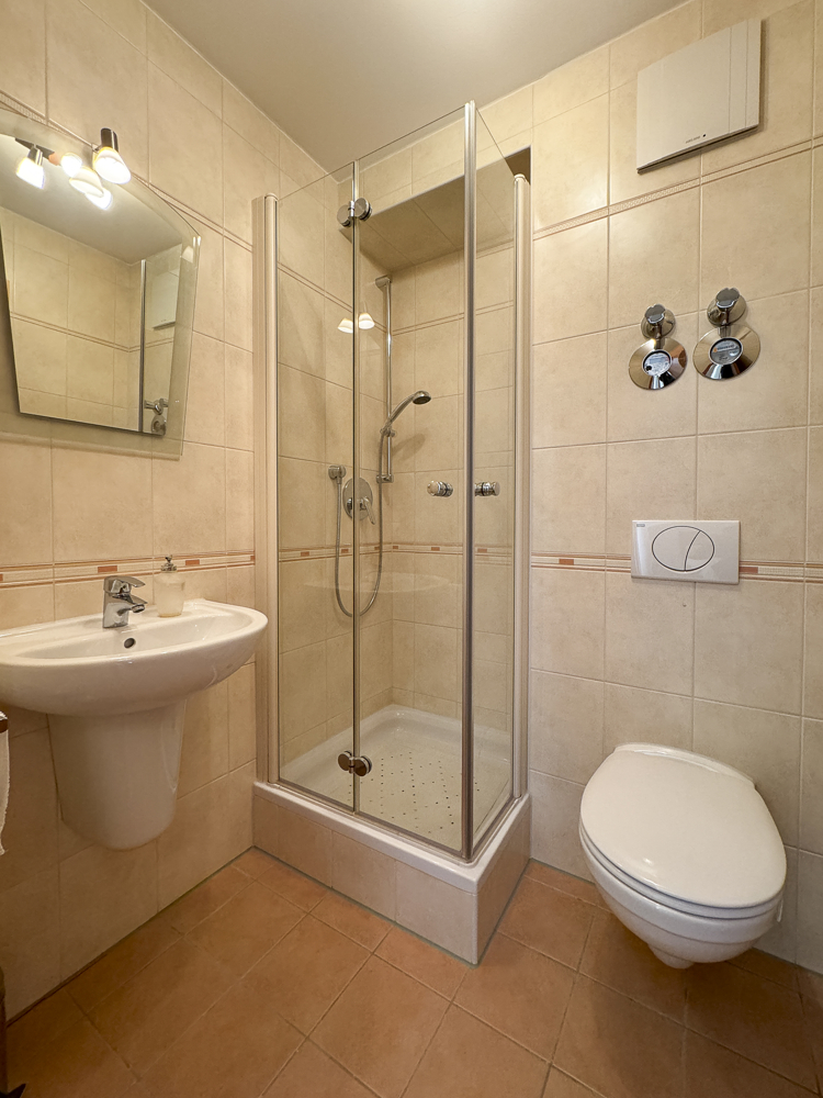 Kleines Bad mit Dusche Etagenwohnung Germering / Harthaus