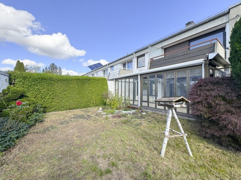 Titelbild Gr�felfing Reihenendhaus Sopart Immobilien - Charmantes Reiheneckhaus mit Sanierungspotenzial (Erbpacht) - Toplage Gr�felfing