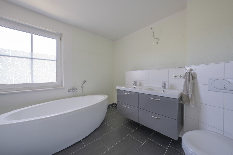 Bad mit freistehender Badewanne Doppelhaush�lfte Germering
