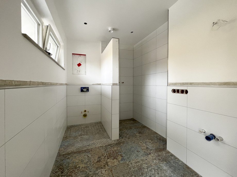 Bad 1. OG Doppelhaush�lfte Gilching / Geisenbrunn
