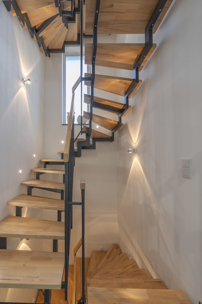 Elegante Holztreppe mit Wandbeleuchtung Einfamilienhaus Germering / Unterpfaffenhofen