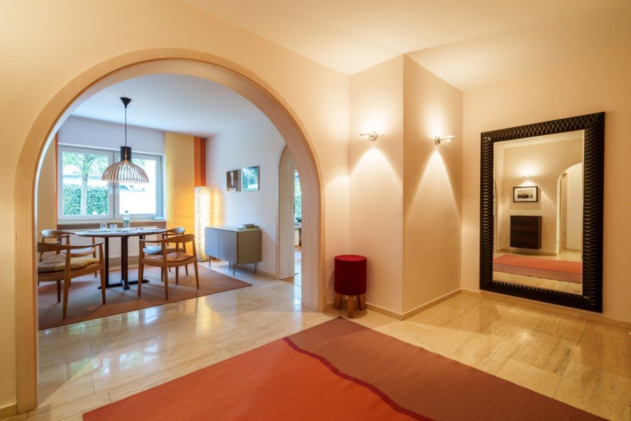 Eingangsbereich und Esszimmer im EG Zweifamilienhaus Germering