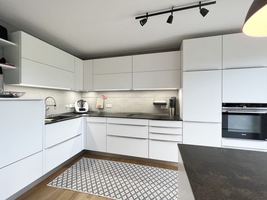 Edle Einbauk�che mit Miele-Downdraft-Herd Etagenwohnung Germering / Harthaus