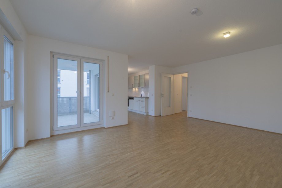 Wohnzimmer mit offener K�che und Zugang zum Balkon Etagenwohnung M�nchen